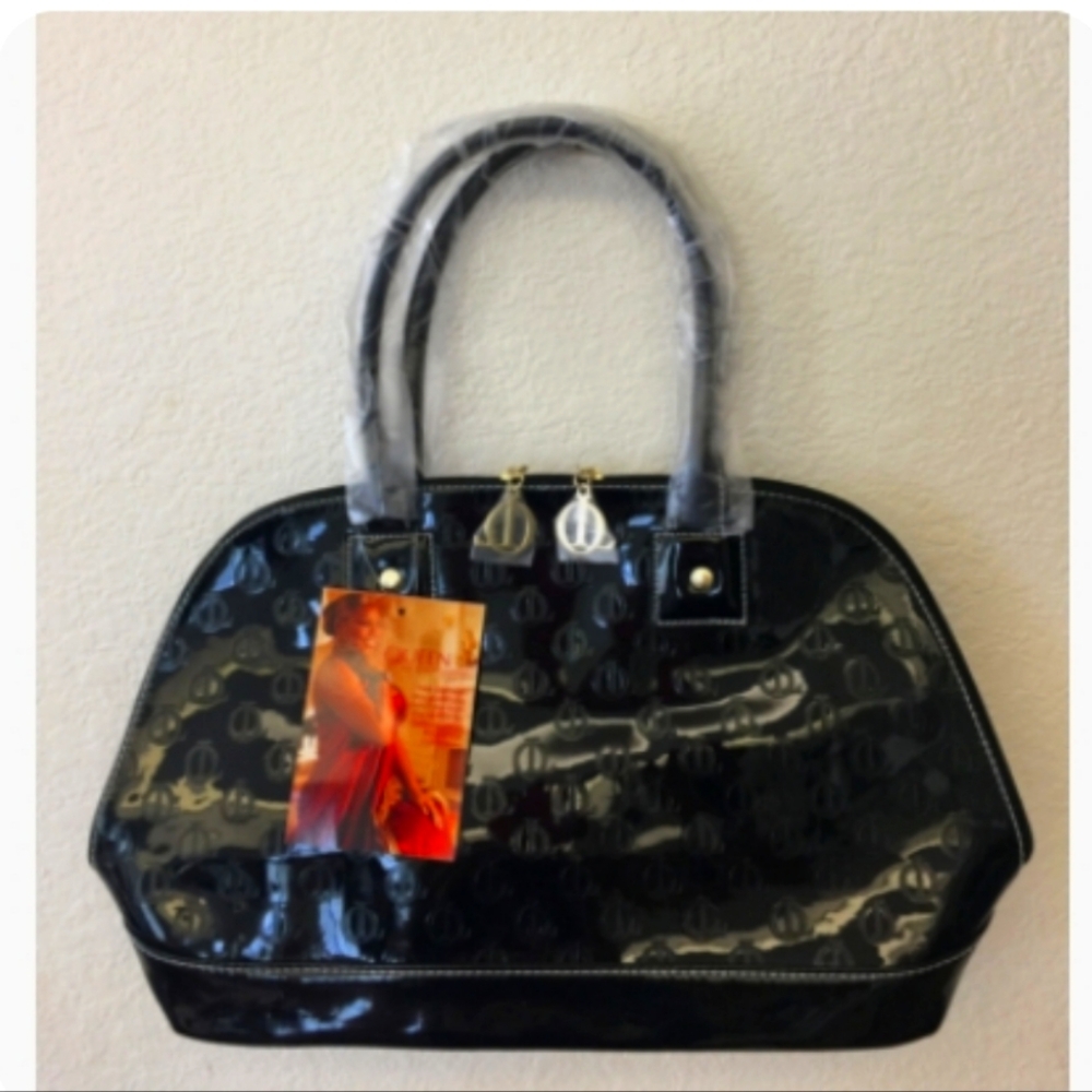 QUEEN BY QUEENLATIFAH Women BlackPurse red lining with zippocket Queen Latifa